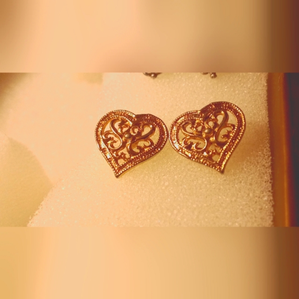 F03  #4FOR20  Vintage Gold Filigree Heart Earrings – Romantic Lace Cutout Design